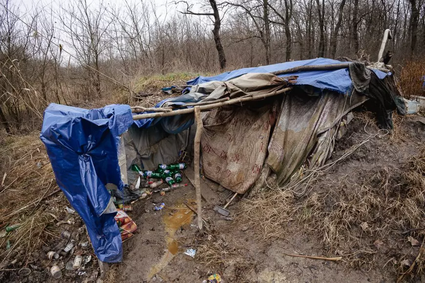 După ce i s-a stricat soba din bordei, un pensionar din Iași se încălzește doar cu pisici: „Problema țării e că sătulul nu crede la ăl flămând” | REPORTAJ