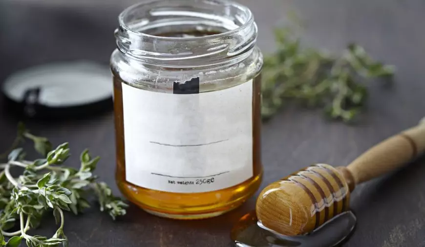 Borcan cu miere și ierburi, Sursă foto: Profimedia