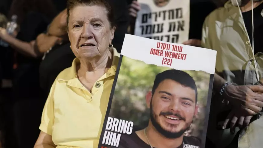 Bunica lui Omer, supraviețuitoare a holocaustului, participă la un eveniment în „Piața Ostaticilor”, în fața Muzeului de Artă din Tel Aviv, cu poza lui Omer în brațe 28 octombrie 2023