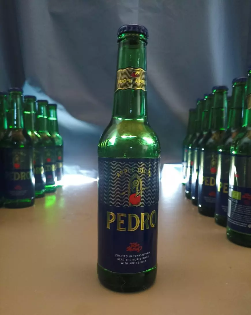Sticla de cidru produs de spaniolul Pedro