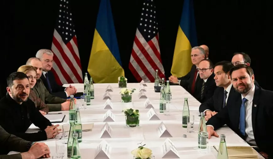 Vicepreședintele american JD Vance (dreapta), secretarul de stat american Marco Rubio (al doilea din dreapta) și președintele ucrainean Volodymyr Zelensky (stânga) se întâlnesc în marja celei de-a 61-a Conferințe de securitate de la Munchen (MSC) la Munchen, în sudul Germaniei, la 14 februarie 2025.