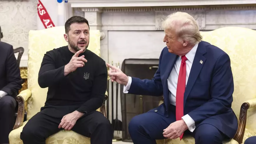 Donald Trump (dreapta) și Volodimir Zelenski (stânga) surprinși în Biroul Oval - 28 februarie 2025.
