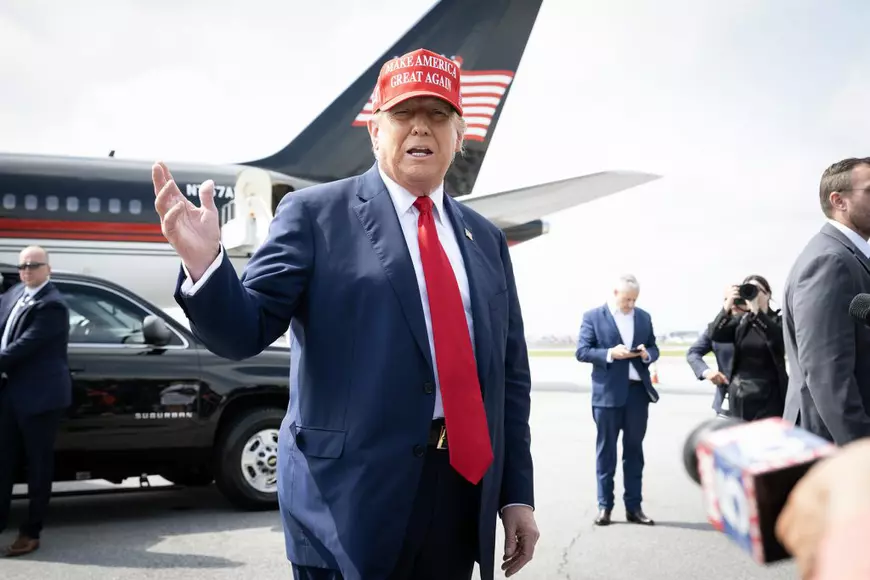Donald Trump purtând șapca roșie de baseball cu sloganul „Make America Great Again”. Foto: Profimedia