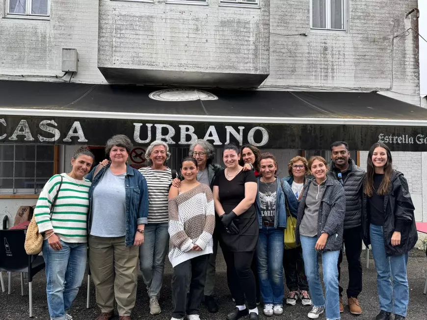 Fotografie cu Ofelia Ungureanu (îmbrăcată în negru) în fața restaurantului Casa Urbano.