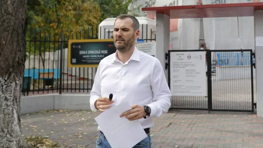 Lucian Judele, susține o conferință de presă pe tema lucrărilor și șantierului în curs de desfășurare din cadrul Școlii Gimnaziale Mexic din sectorul 3, în București, 6 octombrie 2023. Inquam Photos / George Călin
