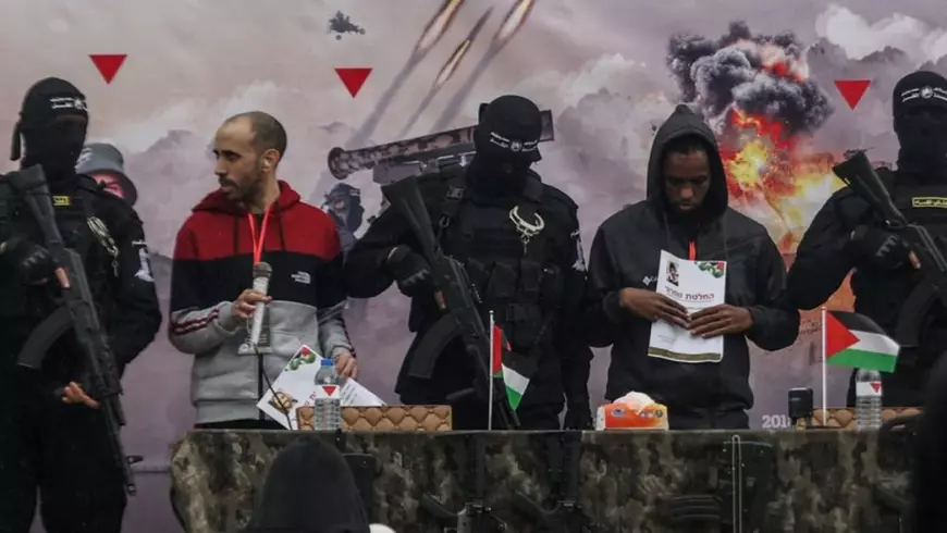 Doi bărbați ținuți ostatici, înconjurați de luptători Hamas înarmați, în momentul eliberării 22 februarie 2025 foto: Profimedia Images