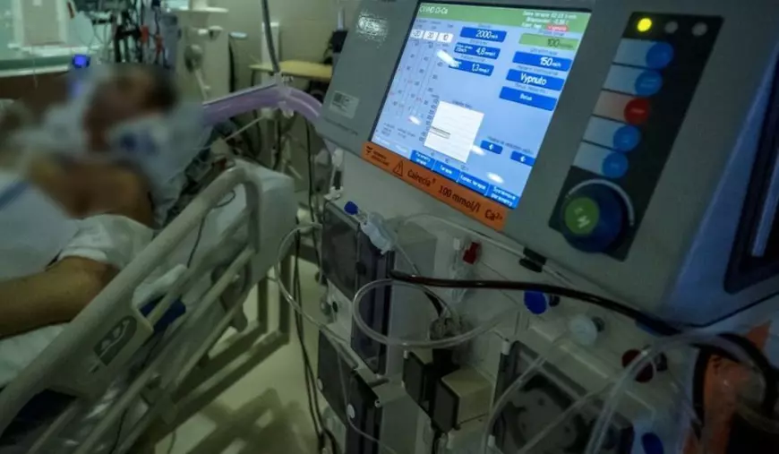 Pacient cu insuficiență renală în stare gravă, pe un pat de spital, legat la aparate și monitorizat atent Sursă: Profimedia Images
