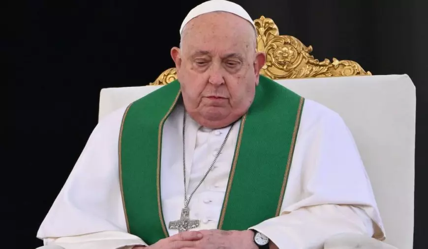 papa francisc asezat pe scaun, in timpul unei slujbe, in jurul gatului poartă un șal verde