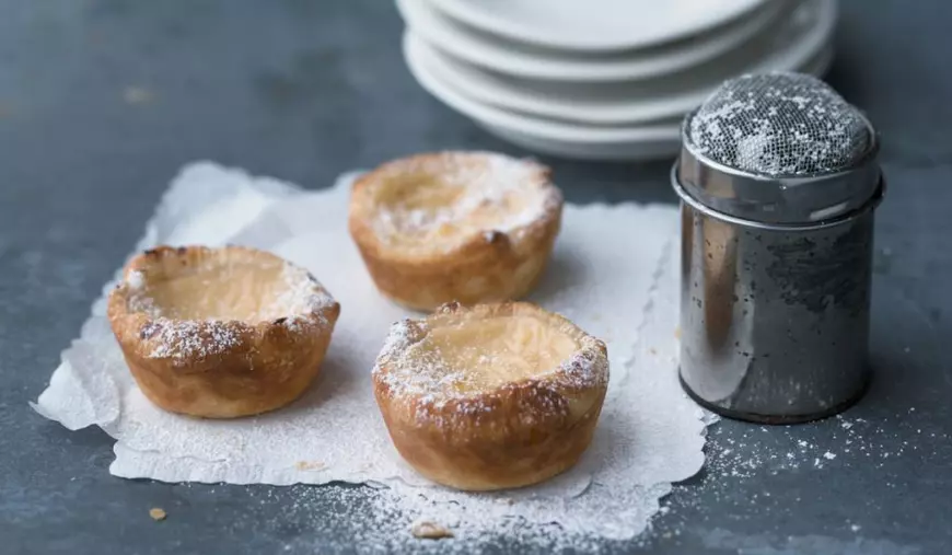 Pastais de nata este o plăcintă portugheză cu cremă de ouă, opțional presărată cu scorțișoară.