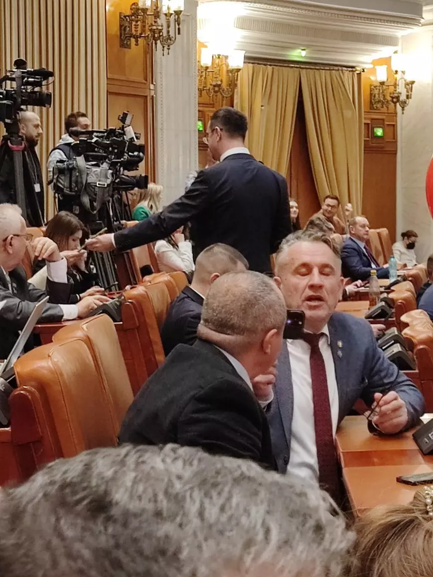 Ce nu s-a văzut la TV la moțiunea de cenzură: jigniri, răfuieli pentru funcții și dezinteres masiv