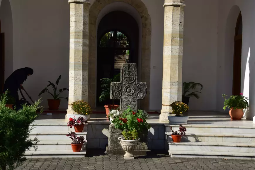 Mănăstirea Bistrița din Vâlcea - Imagine reprezentând o cruce de piatră cu decoraţii şi înscripţii în relief de la Mănăstirea Bistriţa.
