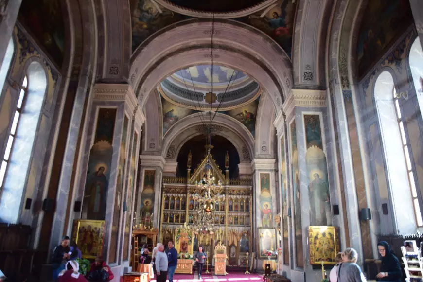 Mănăstirea Bistrița din Vâlcea -Imagine din interiorul Mănăstirii Bistriţa, în care se distinge altarul în plan îndepărtat.