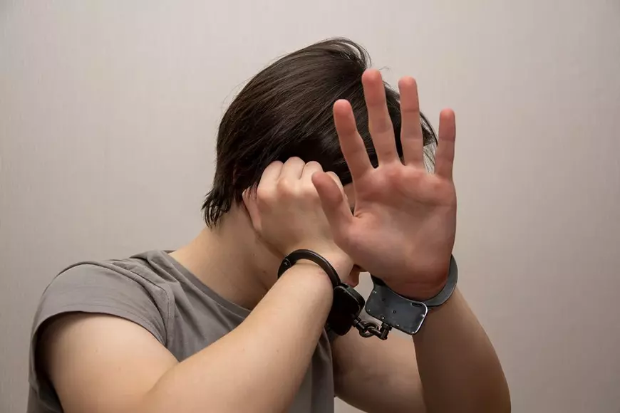 Șapte povești reale cu copii infractori din România eşuată. De la acte de tortură şi atacuri armate la punerea în scenă a filmului „Singur acasă 3”