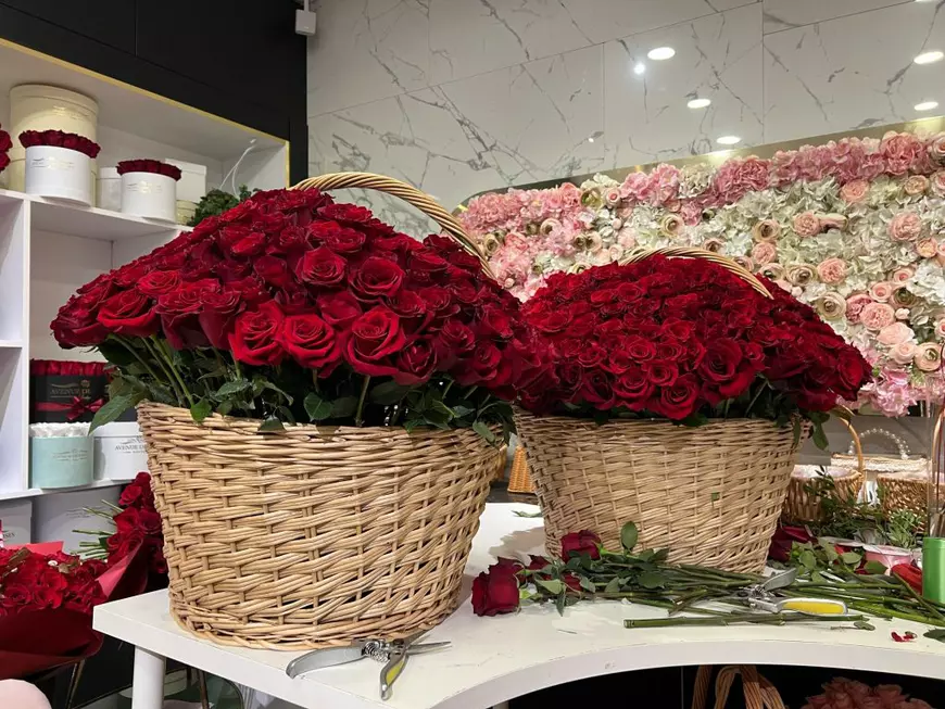 Un bărbat din Cluj a comandat trandafiri de 37.000 de lei de Ziua Îndrăgostiților. „E practic o cameră plină cu flori”