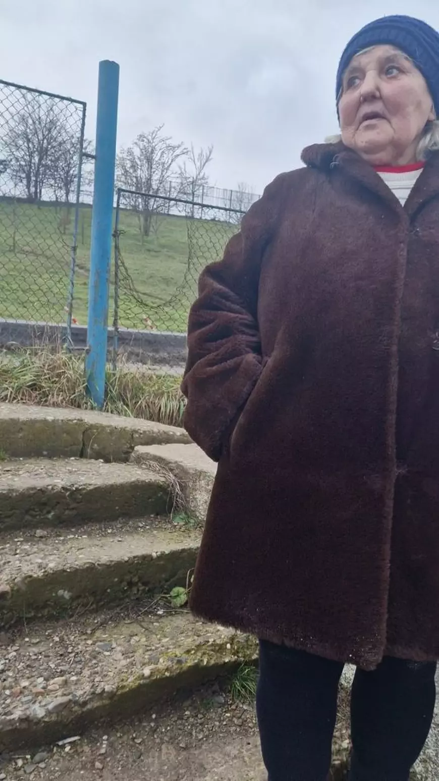 După ce i s-a stricat soba din bordei, un pensionar din Iași se încălzește doar cu pisici: „Problema țării e că sătulul nu crede la ăl flămând” | REPORTAJ