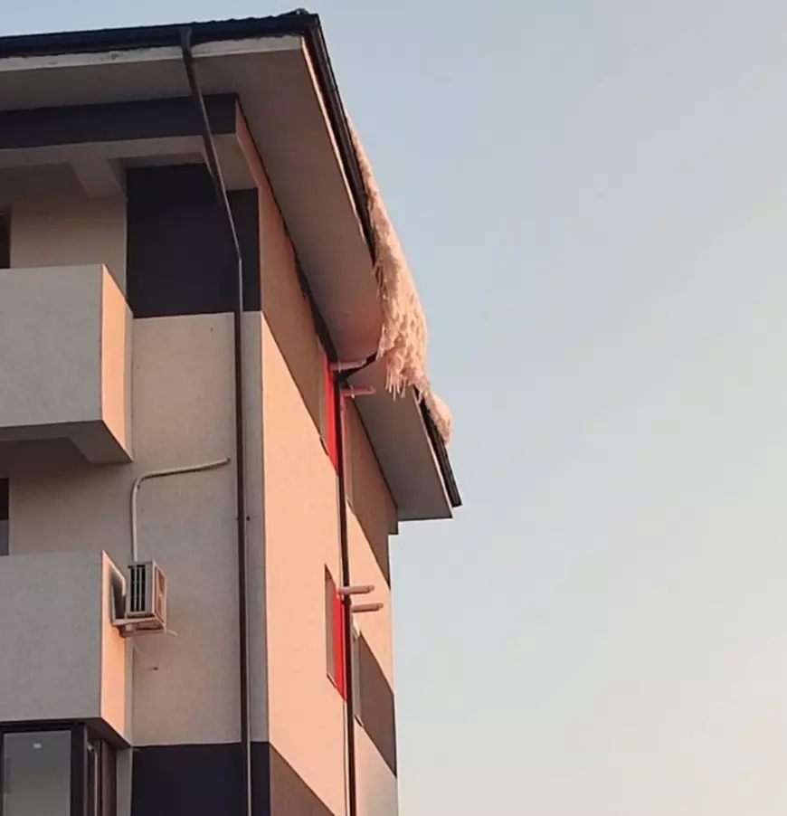 Momentul dinaintea tragediei. Se observă cum gheața se desprinde pe de acoperiș. FOTO: Captură video