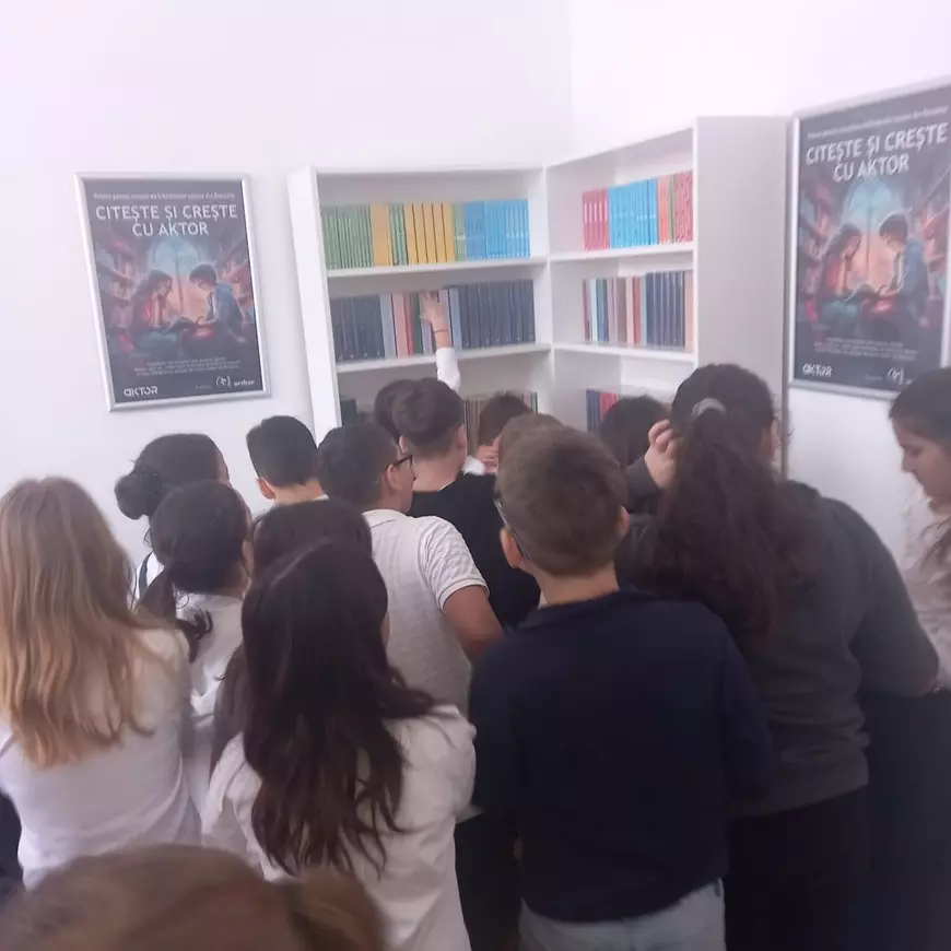 Trei școli cu 2000 de elevi au primit o donație de cărți de la Aktor România