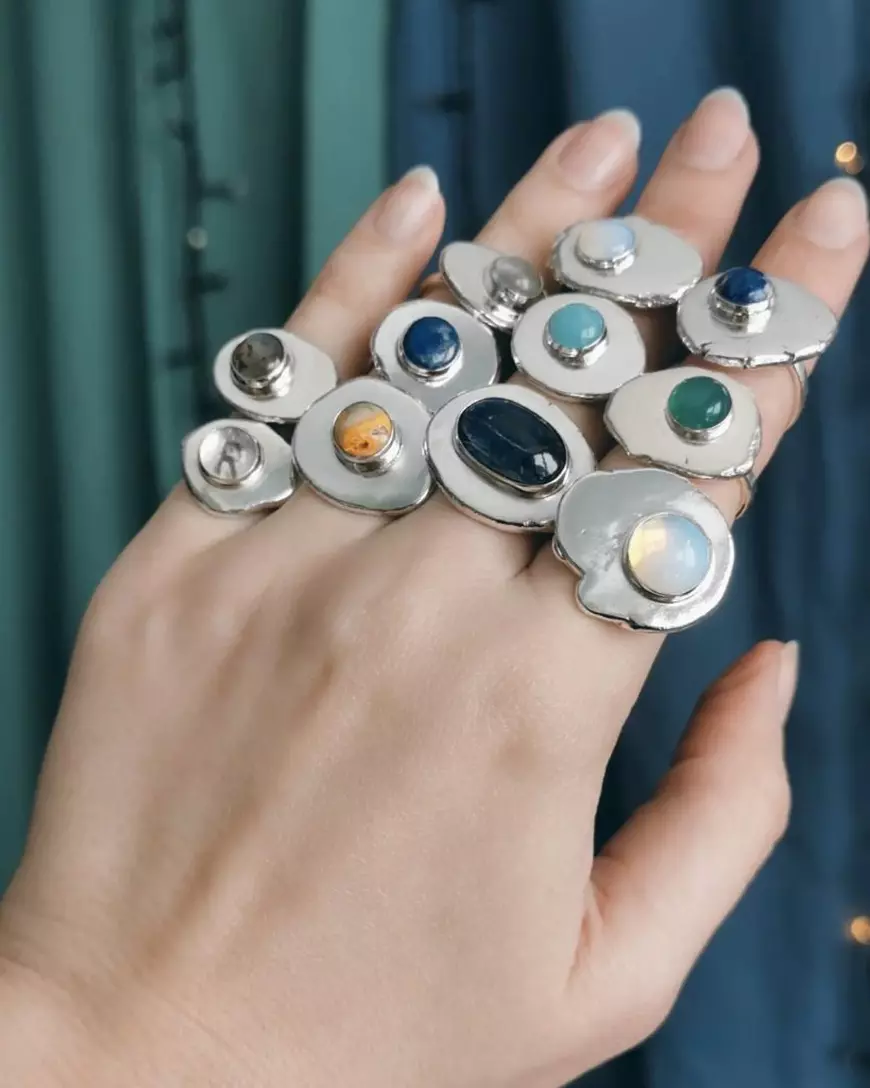 Alexandra Rîmbu, artista care a reinventat coiful ca pe o formă de alinare și terapie națională: „Am gândit proiectul într-o săptămână. Trebuia pus ceva în loc” | Interviu