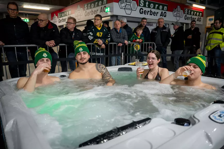 Fanii au urmărit meciul de hochei pe gheață din jacuzzi, în Elveția: „Vrem și noi! Super idee!” | VIDEO