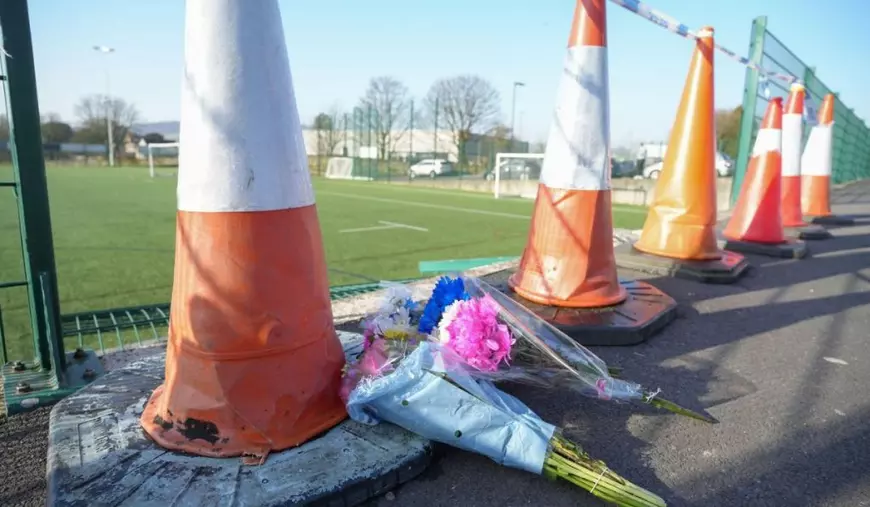 Oamenii au depus flori la locul unde fetița de 10 ani a murit lovită de un BMW scăpată de sub control