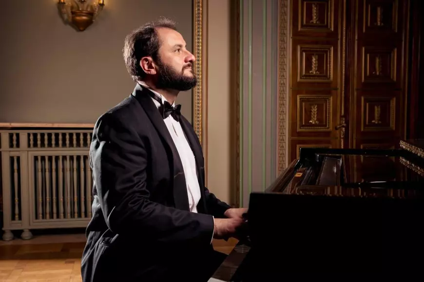 O SOLE MIO – muzică ce atinge sufletele cu tenorul ŞTEFAN von KORCH, baritonul ADRIAN MĂRCAN şi pianistul ALEXANDRU BURCĂ pe 2 aprilie la Sala Dalles
