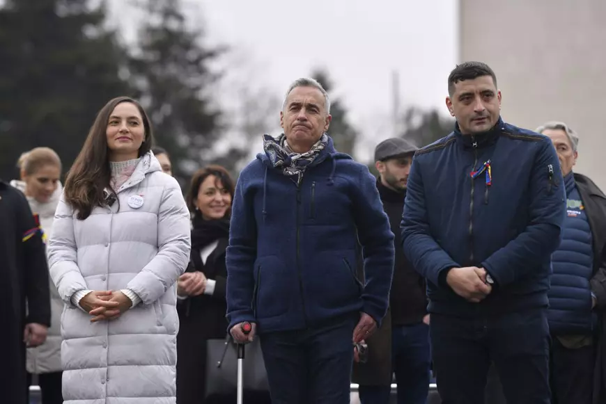 Anamaria Gavrila (S), presedinta a Partidului Oamenilor Tineri (POT), Calin Georgescu (C) si George Simion (D), resedintele AUR, participa la un protest organizat de Alianta pentru Unirea Romanilor (AUR)