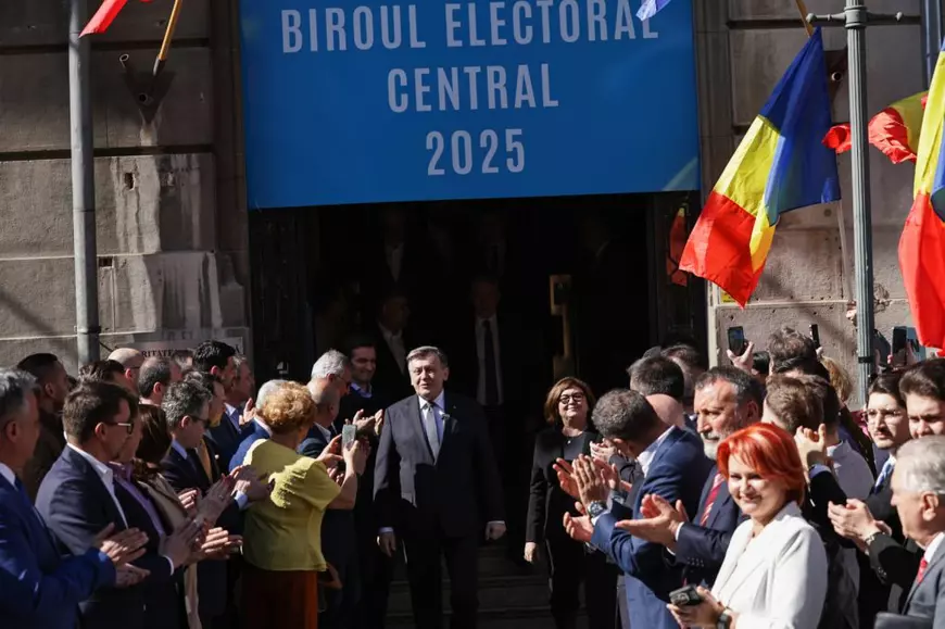 Crin Antonescu surprins la ieșirea din sediul BEC