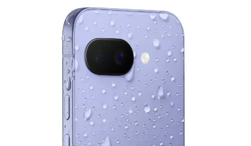 Imagine de prezentare cu noul Google Pixel 9a de culoare lila, cu picături de apă în jurul camerei foto.
