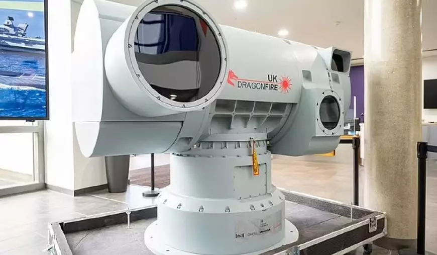 Arma laser DragonFire, în prim plan.