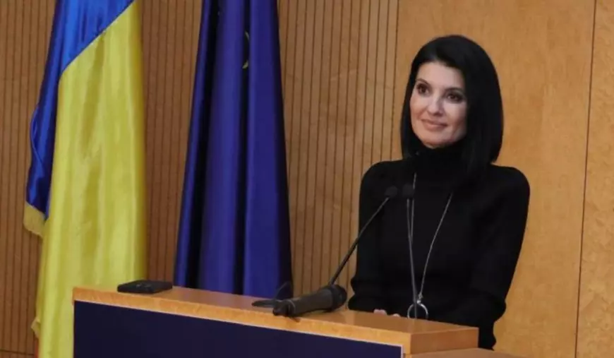 Lavinia Șandru, îmbrăcată într-o maletă neagră