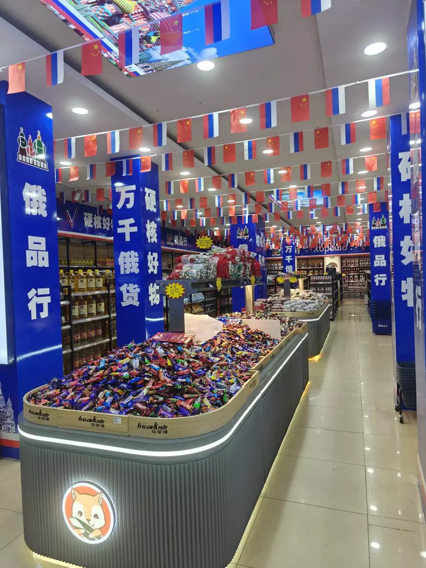 Produsele „made in Rusia” sunt noua modă în China: „Nu am văzut niciodată aceste bomboane. Ambalajul este fals”