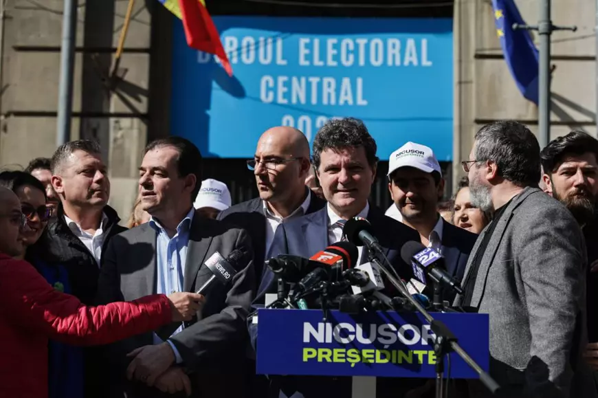 Nicușor Dan surprins în fața BEC- depunere candidatură - 7 martie 2025.