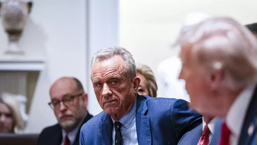 Robert Kennedy (în centrul imaginii), la o ședință alături de Donald Trump, care se uită spre el Foto: Hepta