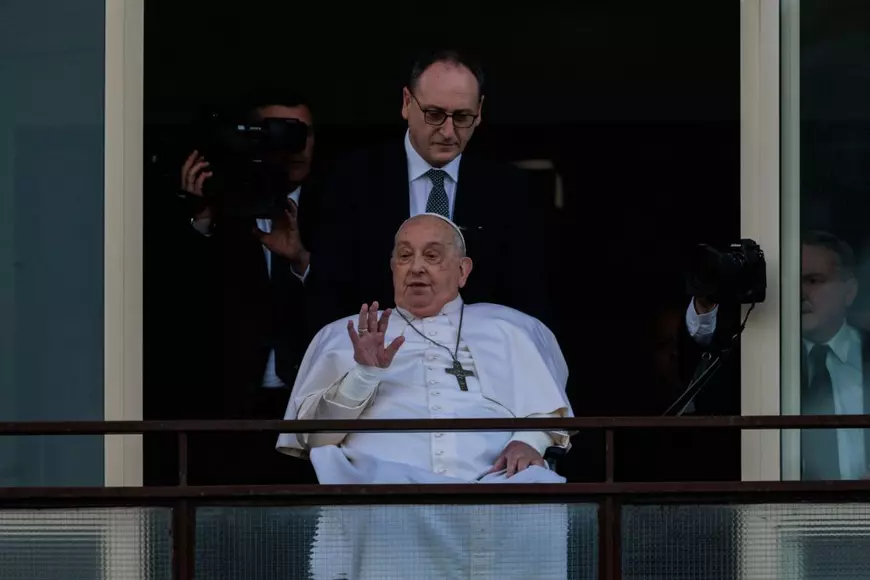 Papa Francisc surprins în timp ce face cu mâna credincioșilor de la balconul spitalului Gemelli - 23 martie 2025