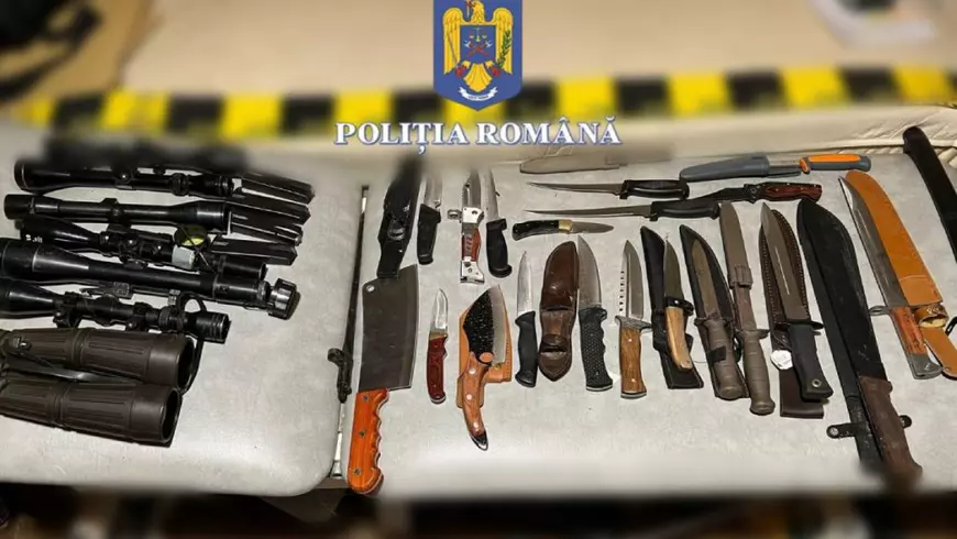 mai multe arme , pistoale, cuțite într-o geantă și cu banda poliției în jur