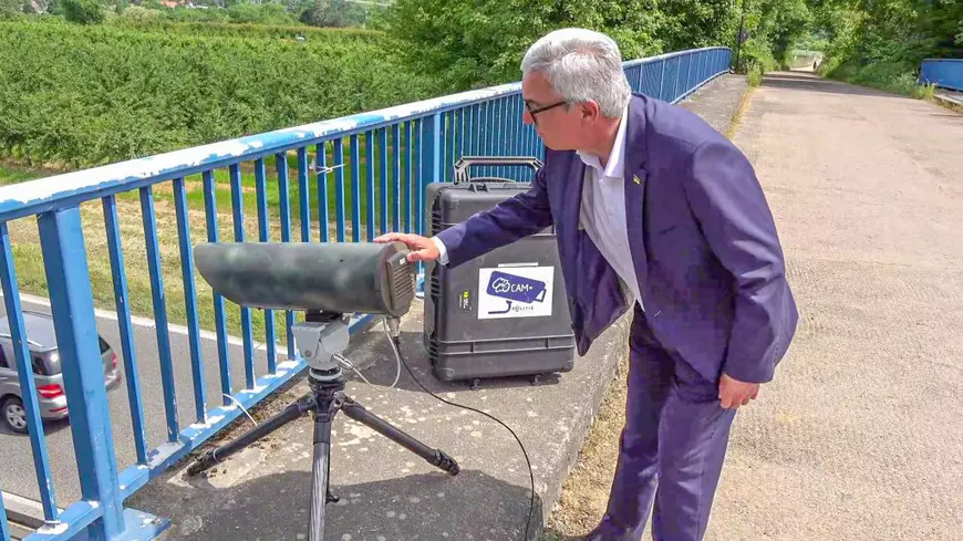 Șoferii care folosesc telefonul la volan, prinși cu o cameră radar unică, instalată în premieră pe o autostradă din Germania