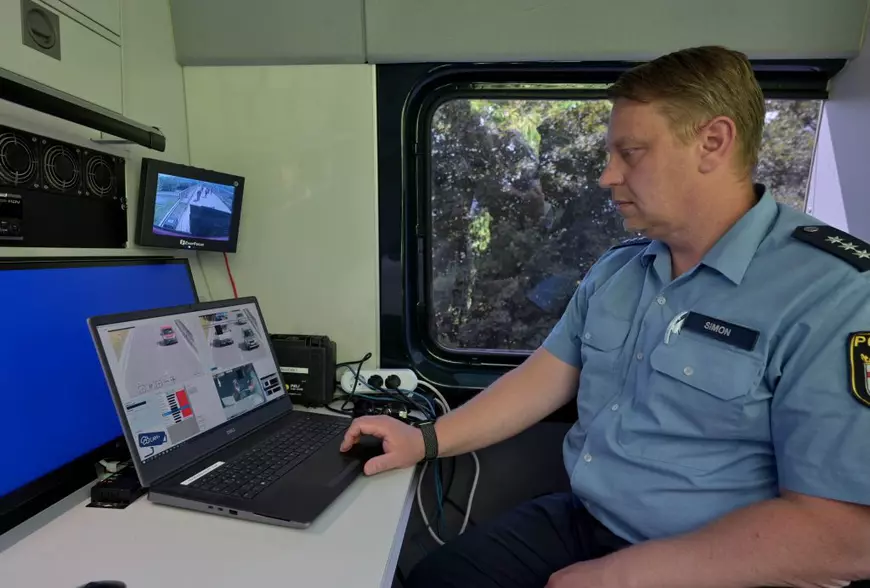 Șoferii care folosesc telefonul la volan, prinși cu o cameră radar unică, instalată în premieră pe o autostradă din Germania