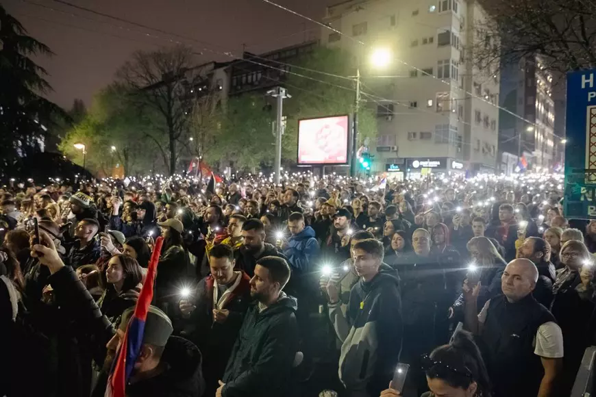 Marele protest de la Belgrad văzut din mulțime: Cratițele și tăcerea care au speriat Puterea FOTOREPORTAJ