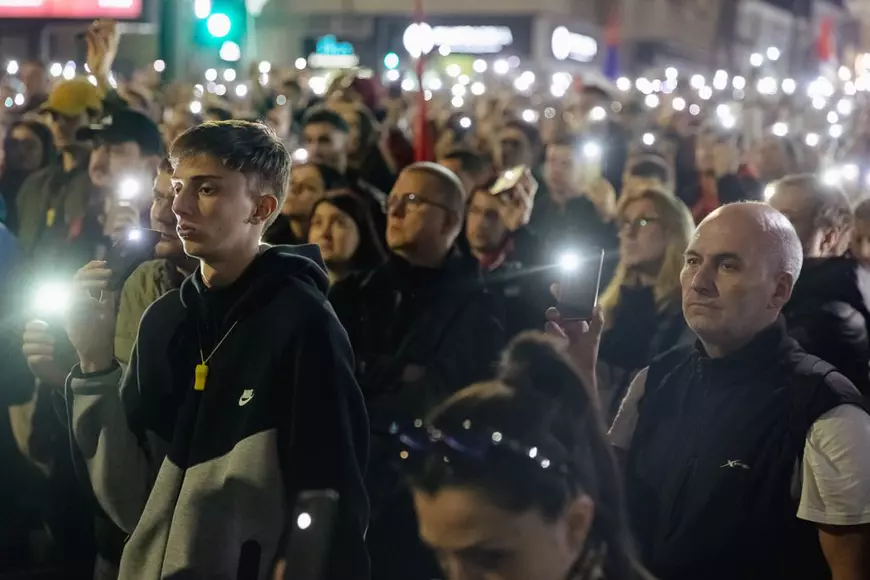 Marele protest de la Belgrad văzut din mulțime: Cratițele și tăcerea care au speriat Puterea FOTOREPORTAJ