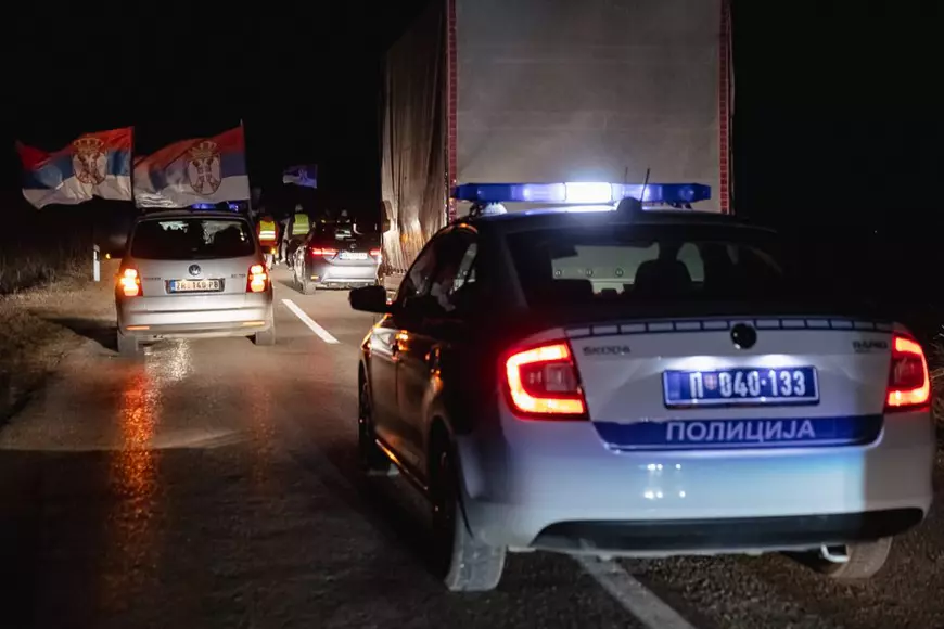 Cum protestează studenții sârbi prin marș și de ce strigă numele Laurei Kovesi