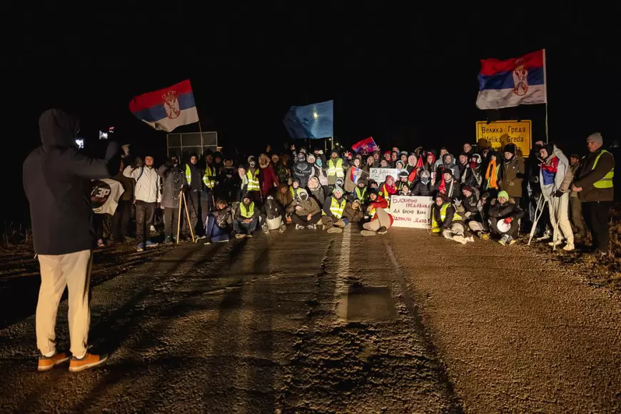 Cum protestează studenții sârbi prin marș și de ce strigă numele Laurei Kovesi
