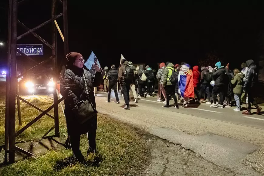 Cum protestează studenții sârbi prin marș și de ce strigă numele Laurei Kovesi
