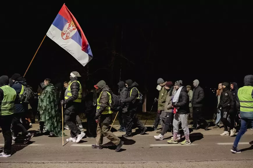 Cum protestează studenții sârbi prin marș și de ce strigă numele Laurei Kovesi