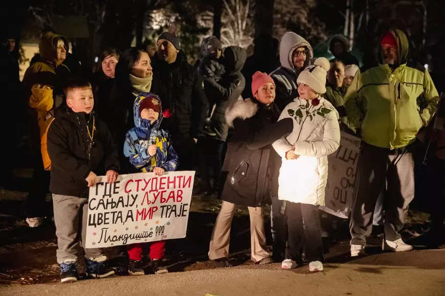 Cum protestează studenții sârbi prin marș și de ce strigă numele Laurei Kovesi