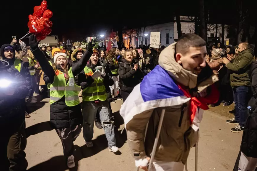 Cum protestează studenții sârbi prin marș și de ce strigă numele Laurei Kovesi