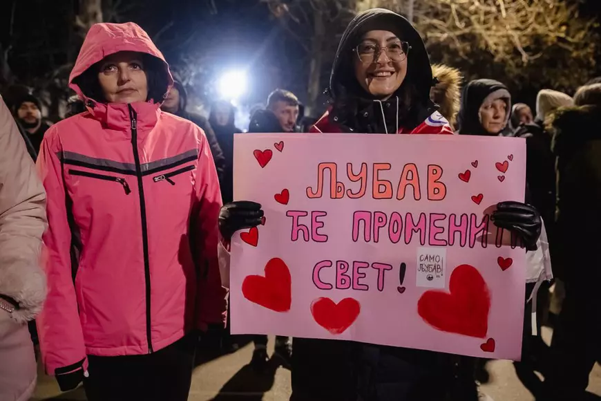 Cum protestează studenții sârbi prin marș și de ce strigă numele Laurei Kovesi