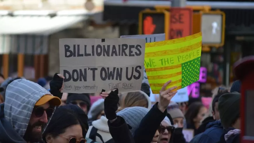 Oameni în stradă cu pancarde împotriva lui Donald Trump si Elon Musk