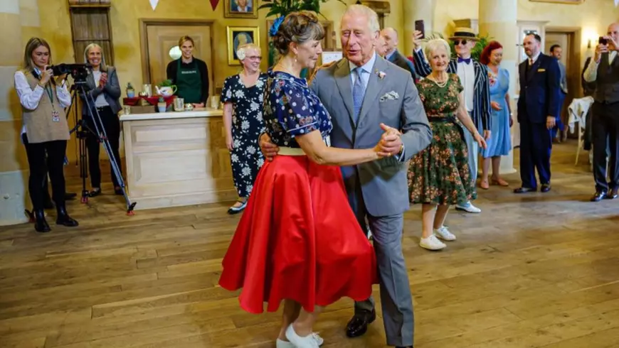 Regele Charles dansează cu Bridget Tibbs în timpul unui dans al ceaiului jubiliar găzduit de Fundația Prințului pentru a marca Jubileul de platină, la Highgrove, lângă Tetbury, Gloucestershire Foto: Profimedia Images