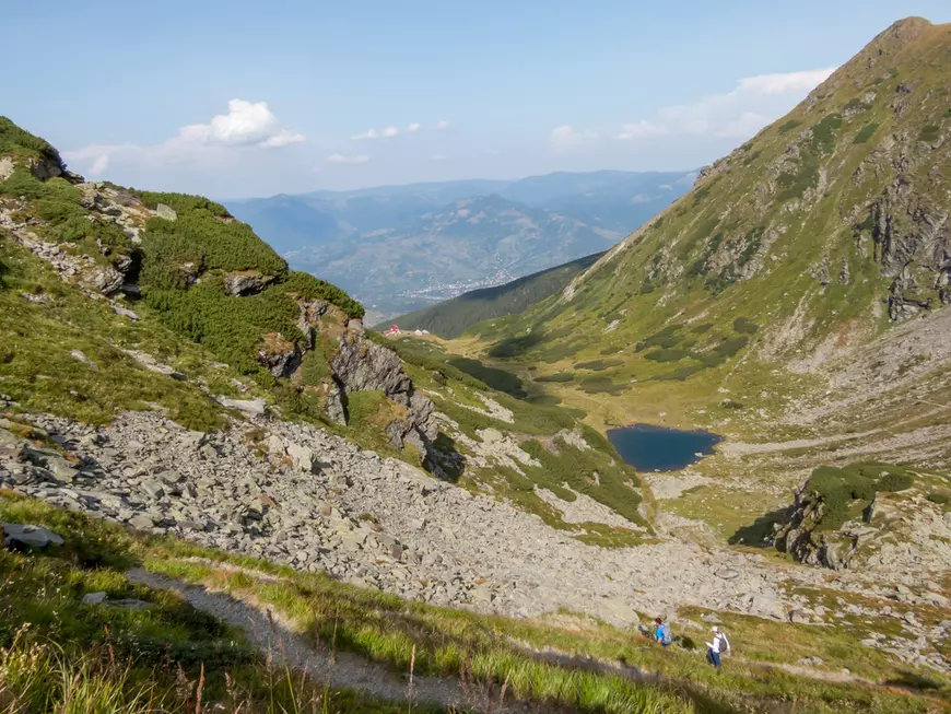 Lacul Iezer din Munţii Rodnei – cum ajungi la el și ce poți face în zonă - Vedere de la înălţime asupra Lacului Iezer.