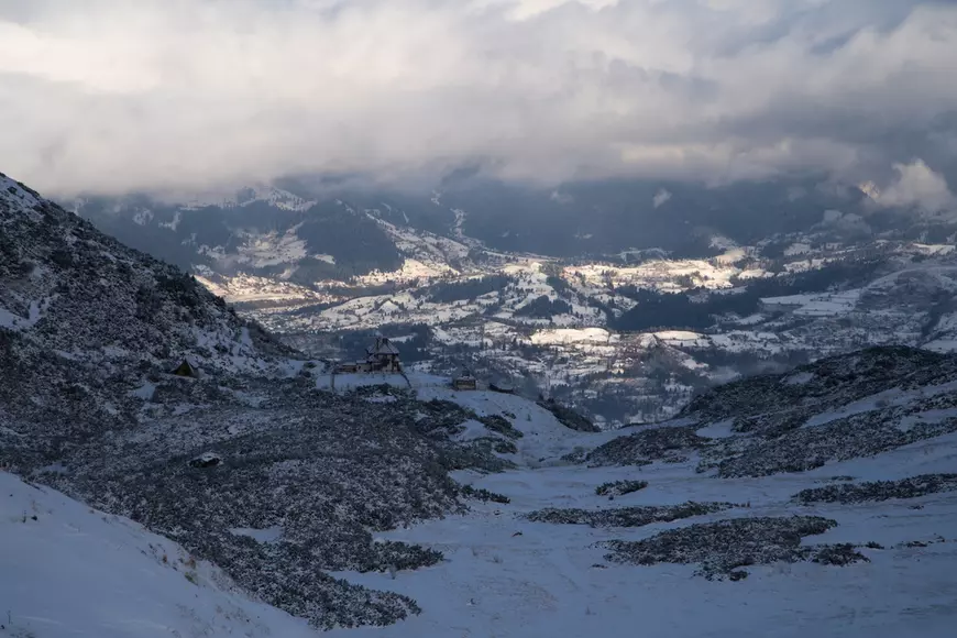 Lacul Iezer din Munţii Rodnei – cum ajungi la el și ce poți face în zonă - Imagine de sus asupra staţiei meteo Iezer.